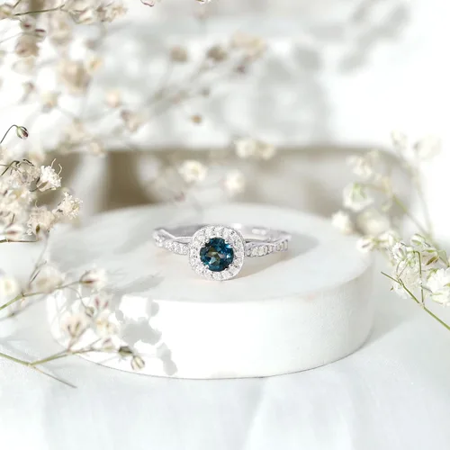 Vista 4 de Anillo de compromiso con halo de diamantes de topacio azul londinense certificado, calidad AAA, anillo de diamantes de topacio azul natural