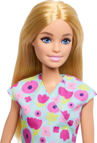 Vista 3 de Barbie Careers - Juego de doctora de bebés con muñeca rubia de moda, 2 muñecas de bebé, mesa de examen y accesorios