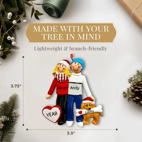 Vista 4 de Adorno personalizado para pareja con perro 2025 – Recuerdo de árbol de Navidad de familia de 2 Grabado con láser recién casado con cachorro