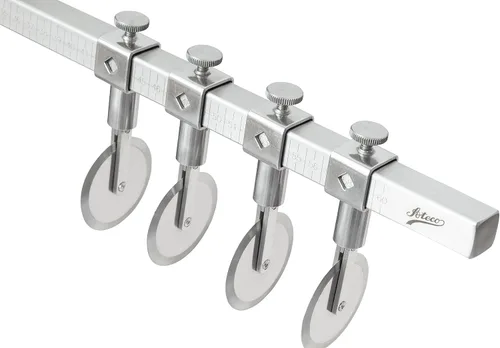 Vista 2 de Ateco Cortador de masa ajustable de varias ruedas con cerradura - 2.2 pulgadas de diámetro, borde acanalado
