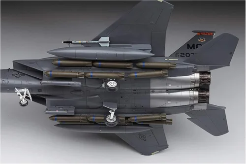 Vista 3 de Hasegawa Modelo F-15E Strike Eagle a escala 1:72