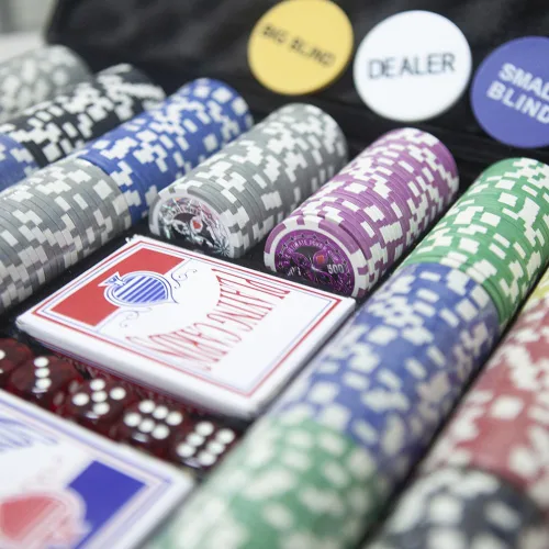 Vista 6 de THUNDERBAY Juego de 500 fichas de póquer compuesto de arcilla con estuche de aluminio, dos barajas de cartas, distribuidor y botón ciego y 5 dados