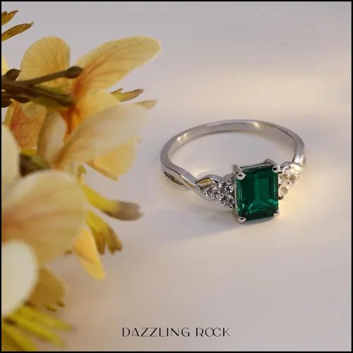 Vista 12 de Dazzlingrock Collection Anillo de compromiso con forma de esmeralda de 0.315 x 0.236 in creado en laboratorio y zafiro blanco redondo de 0.087 in