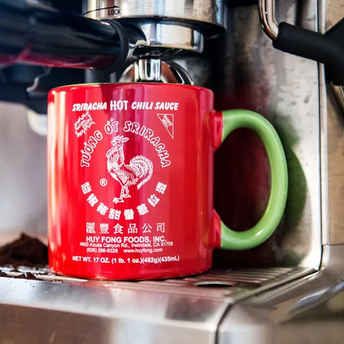 Vista 2 de Sriracha2Go Taza de cerámica Rojo y Verde, grande, de 20 oz
