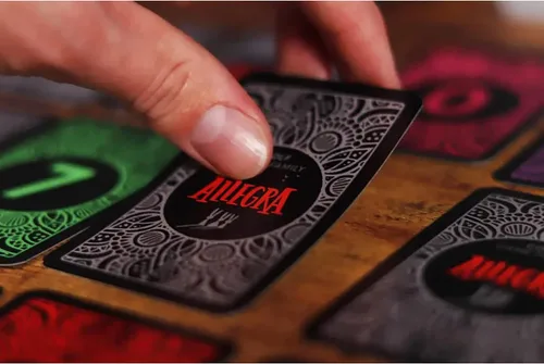 Vista 5 de IELLO: Allegra - Basado en el juego de cartas Golf, mantén tu puntuación lo más baja posible, a partir de 8 años en familia, 2-6 jugadores, 30