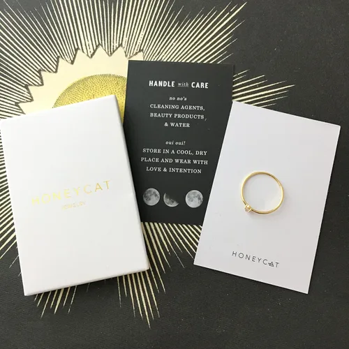 Vista 5 de Honeycat Anillo de punta de cristal de cuarzo rosa en oro, oro rosa o plata Joyería minimalista y delicada