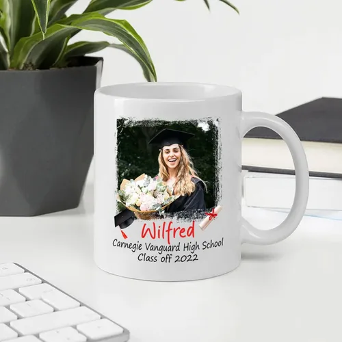 Vista 3 de Taza de café blanca personalizada para graduación, con texto en inglés "Behind You All Your Memories Before You All Your Dreams", taza de café de 11