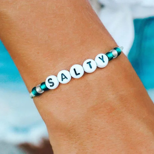 Vista 2 de Pura Vida BabeSaltyLoverBoss - Pulsera de cuentas del alfabeto - Banda impermeable