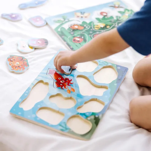 Vista 7 de Melissa & Doug Juego de rompecabezas de madera magnética: pesca y captura de insectos