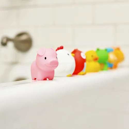 Vista 3 de Juguete lanzaagua para baño de Munchkin, 5", Amigos del corral