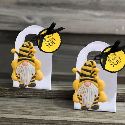 Vista 4 de 20 llaveros amarillos con forma de abejorro, gnomo de abejorro, adorno para decoración de fiesta de baby shower con temática de abeja, regalos