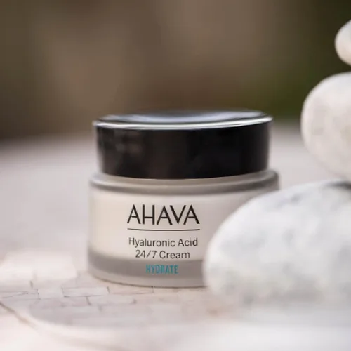 Vista 4 de AHAVA Crema de ácido hialurónico 24/7: hidratación duradera desde dentro y por fuera, aumenta la hidratación, suaviza y refina la textura