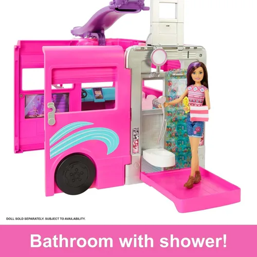 Vista 3 de Barbie Camper, juego de muñeca con 60 accesorios, tobogán de 30 pulgadas y 7 áreas de juego, Dream Camper