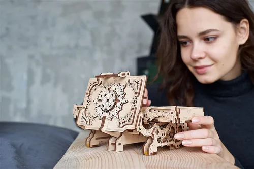 Vista 6 de UGEARS Rompecabezas de madera 3D de caja antigua para adultos - Kits