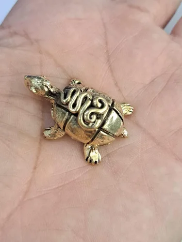 Vista 7 de Figuras en miniatura: tortuga dorada de latón, 1 unidad, 1.4 x 1.0 x 0.4 in, mini amuletos de animales para decoración de arte de Feng Shui