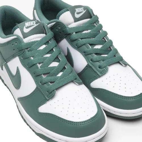 Vista 715 de Nike Kid's Dunk Low Sneaker
