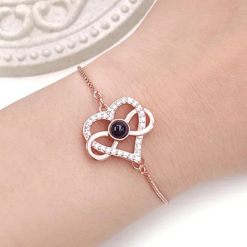 Vista 2 de Pulsera ajustable de cadena de plata/oro rosa, 4 dijes de corazón diferentes en 100 idiomas con texto en inglés "Say I Love You", pulsera