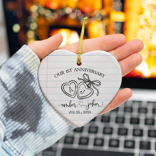 Vista 4 de Adorno personalizado para el primer aniversario, recuerdo romántico de corazón de cerámica con nombres y año, regalo para parejas, decoración única
