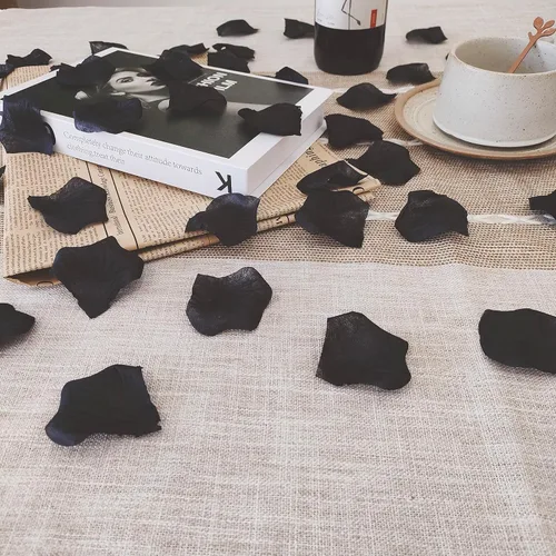 Vista 5 de ATFL Pétalos de rosa negros de 0.9 libras, 5000 pétalos de flores falsas negras para bodas, pétalos de flores para noche romántica para él, pétalos