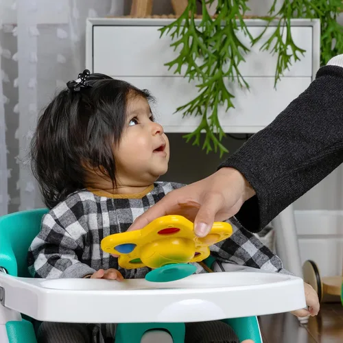 Vista 2 de Baby Einstein Exploradores Oceánicos Estrella Brillante y Pop, Estrella de Mar Sensorial Iluminada, Juguete de Succión para Silla Alta, para Bebés