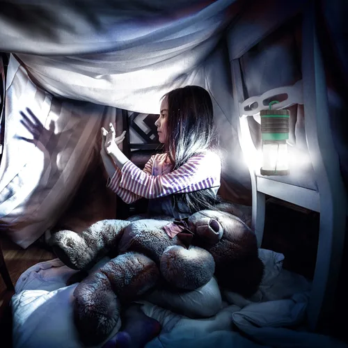 Vista 5 de Linterna LED más brillante para campamento y huracán, funciona con pilas.