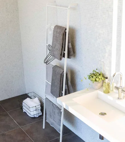 Vista 5 de Yamazaki Colgador de escalera inclinada para el hogar - Soporte para estante de almacenamiento de baño