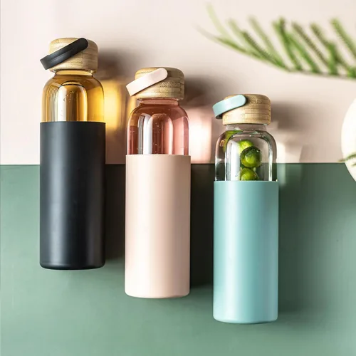 Vista 8 de Botella de agua de vidrio de borosilicato de 21 onzas con funda antideslizante y tapa a prueba de fugas - Botella de bebida reutilizable para 2