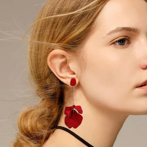 Vista 6 de Hofar Aretes acrílicos colgantes de pétalos de rosa, aretes de resina de caída larga, con borlas florales y rosas para mujeres y niñas