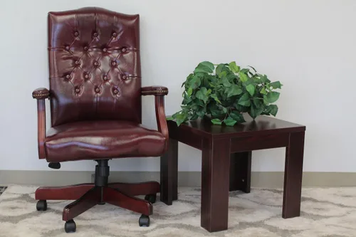 Vista 4 de Boss Office Products Silla clásica ejecutiva Caressoft con acabado de caoba en Borgoña, respaldo alto (B905-BY)