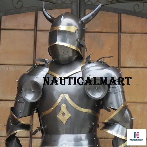 Vista 2 de NauticalMart Caballero medieval medio traje de armadura con cuernos