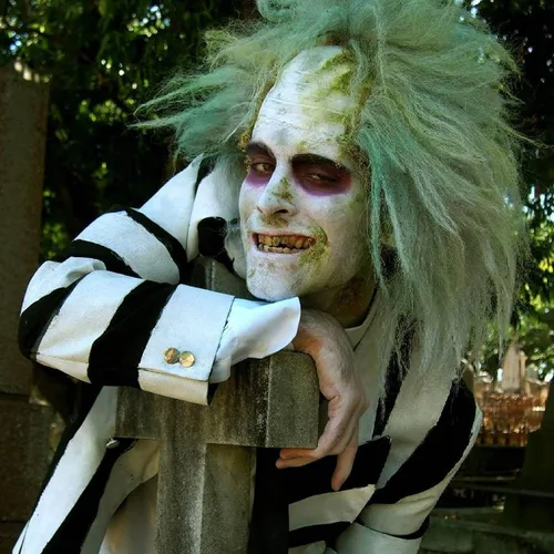 Vista 6 de MUPUL Betelgeuse Cosplay corto esponjoso ondulado payaso calvo peluca para fiesta de Halloween disfraz pelucas para adultos