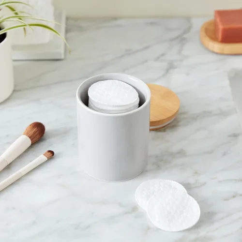 Vista 4 de Amazon Basics Rondas hipoalergénicas 100% algodón para eliminación de maquillaje y cuidado de la piel, 100 unidades, 1 paquete