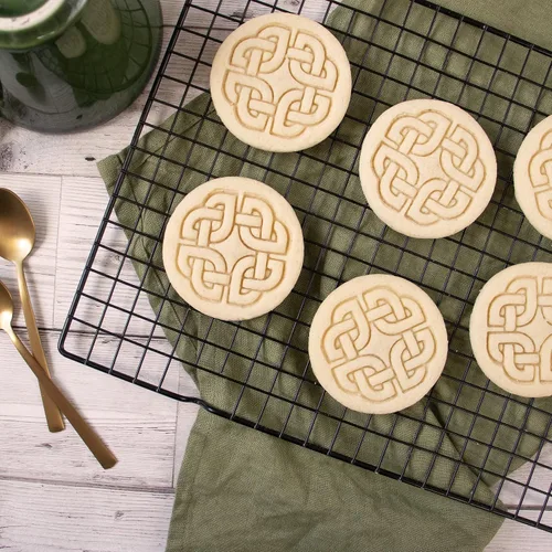Vista 5 de Nordic Runes - Cortador de galletas con nudo de escudo celta, 1 pieza - Bakerlogy