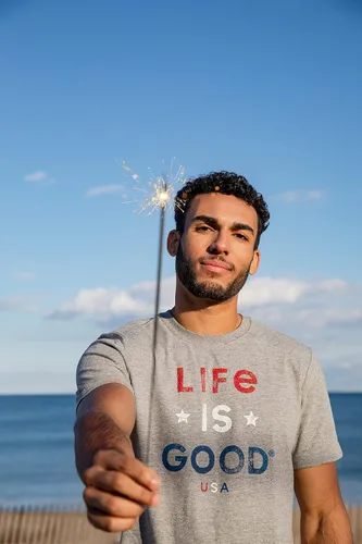 Vista 5 de Life is Good Camiseta gráfica Crusher para hombre con bandera estadounidense