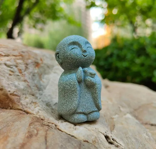 Vista 5 de livelyfish Estatua de monje japonés de 3 piezas de estatuas de buda de piedra arenisca zen rezando, esculturas asiáticas de jardín para buena