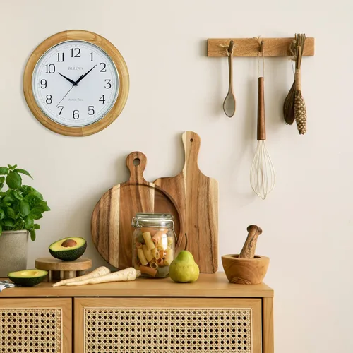 Vista 6 de Bulova C5005 Reloj de pared analógico atómico de madera Establece automáticamente la hora Grandes números romanos Funciona con pilas Diseño
