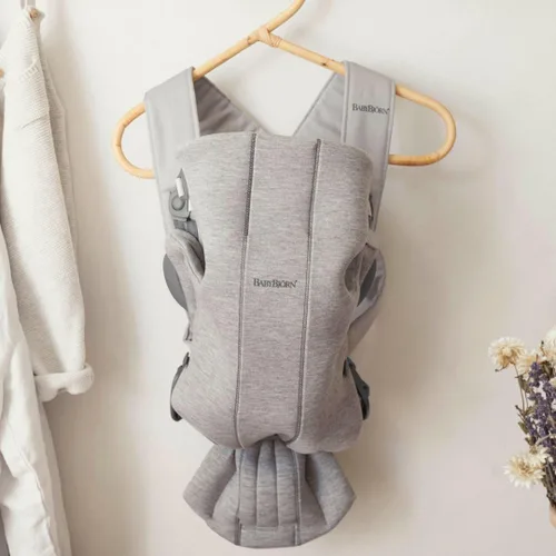 Vista 10 de BabyBjörn Portabebés Mini, gris claro, jersey 3D Portabebés (7-25 libras), ergonómico, fácil de usar