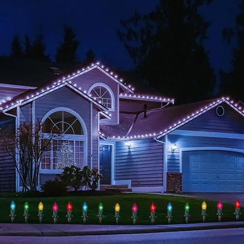 Vista 6 de Abeja Luz de camino de Navidad C9 para exteriores, bombillas multicolor de 38 pies, luces de camino de Navidad con 25 estacas, luces conectables