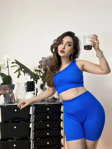 Vista 4 de OQQ Conjuntos de entrenamiento para mujer, 2 piezas, acanalados, con un hombro, cintura alta, pantalones cortos con brasier deportivo, conjunto