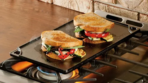 Vista 2 de Lodge Wanderlust Cabin - Cocina combinada de hierro fundido, juego de horno holandés y sartén de 2 piezas, tapa convertible para una cocina versátil