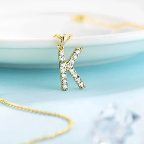 Vista 4 de Tarsus Collar con dije de inicial con zirconias cúbicas para mujeres y niñas.
