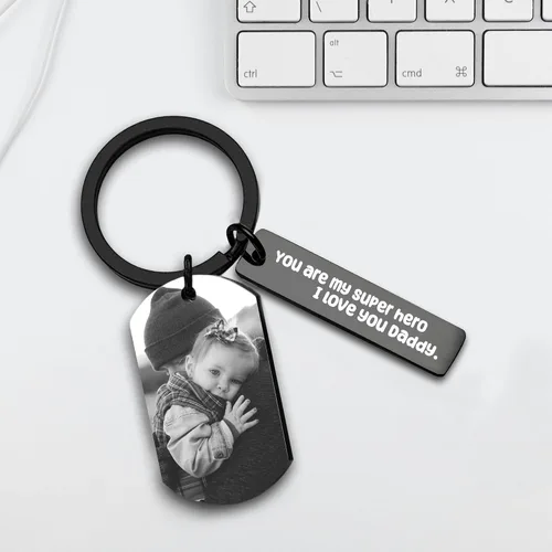 Vista 2 de Llavero personalizado seguro para la unidad, llavero personalizado para fotos de pareja, llavero grabado gratis.