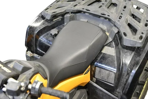 Vista 4 de Cubierta de Asiento de Reemplazo Quad Logic – Compatible con Can-Am Outlander 450/570/650/850/1000 GEN2 (2013–2021) – Vinilo para Todo Clima