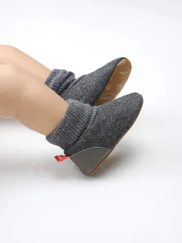 Vista 2 de BENHERO Botines de forro polar para bebés y niñas, para invierno, recién nacidos, antideslizantes, suela suave, calcetines de invierno, zapatos