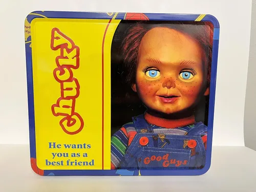 Vista 2 de Chucky Tin Titans presenta una lonchera exclusiva de Good Guys con recipiente para bebidas