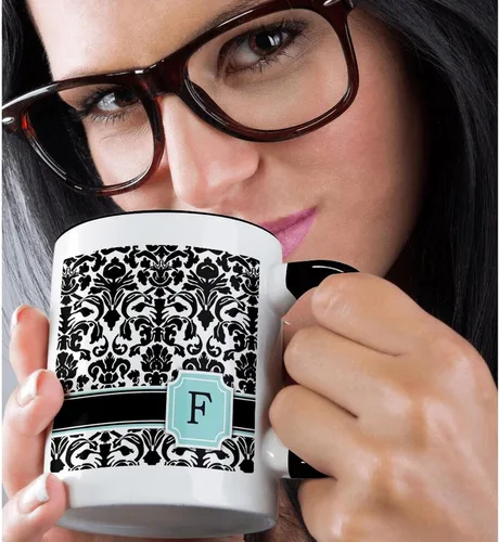Vista 2 de 3dRose Letra F personal monograma azul menta blanco y negro patrón de damasco – elegante inicial personalizada – Taza negra de dos tonos, 11 onzas