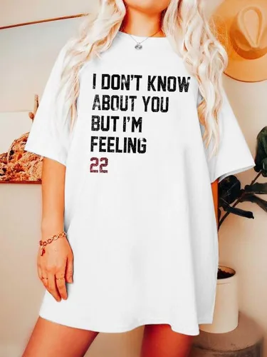 Vista 2 de Camiseta de manga corta con texto en inglés "I Don't Know About You But I'm Feeling 22" para mujer, álbum de música, cantante, regalo para fanáticos