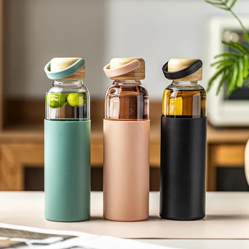 Vista 4 de Botella de agua de vidrio de borosilicato de 21 onzas con funda antideslizante y tapa a prueba de fugas - Botella de bebida reutilizable para 2