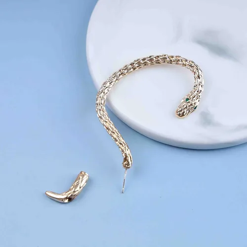 Vista 5 de YienDoo Aretes de serpiente gótica con forma de oreja de serpiente dorada, animales dorados, trepadores, serpiente, punk, oreja, chaqueta perforada
