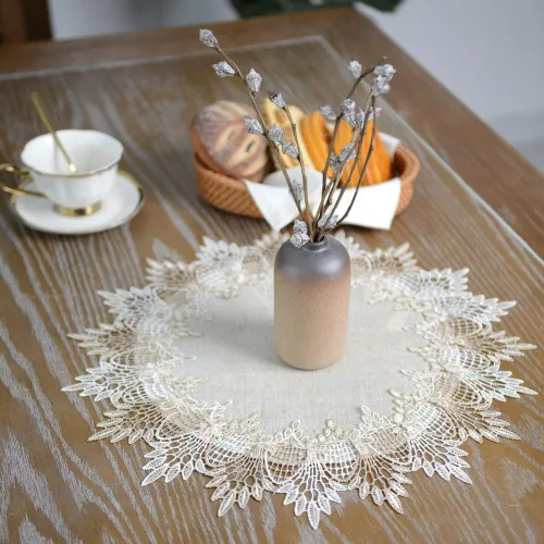 Vista 3 de ARTABLE Tapete de Mesa Redondo de Encaje Gris de Lino, Camino de Mesa, Mantel Individual Pequeño para Mesa de Café, Estilo Rústico de Granja